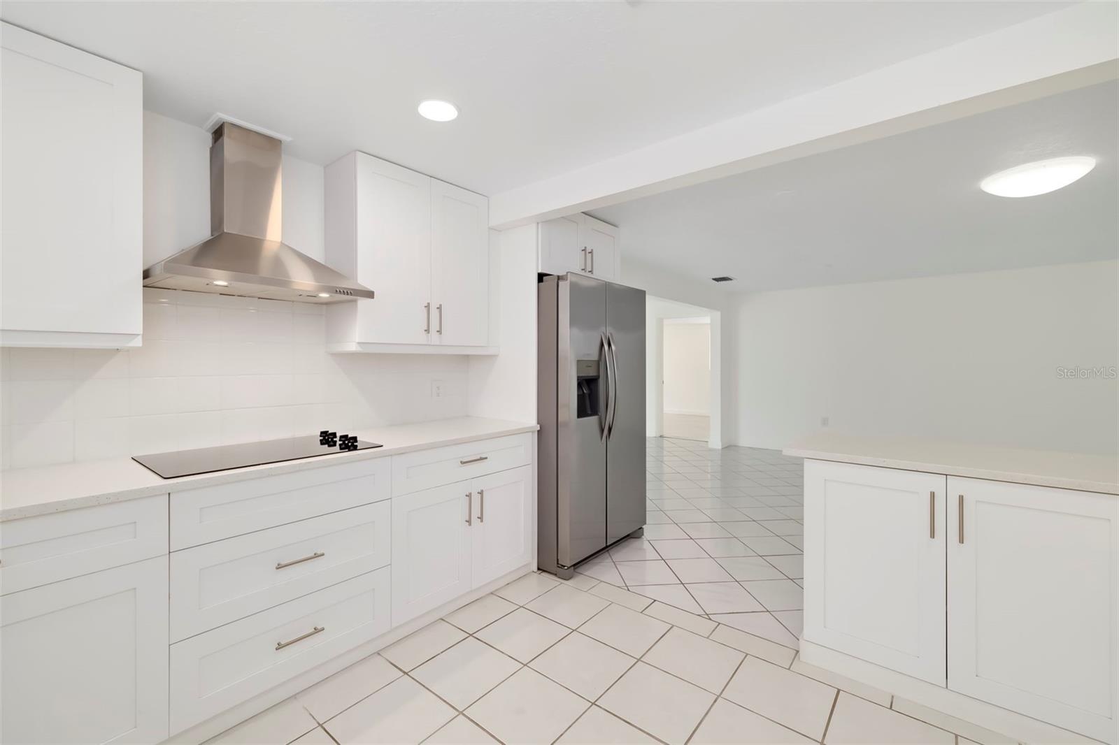 Breakfast Bar between the Kitchen and Living Room