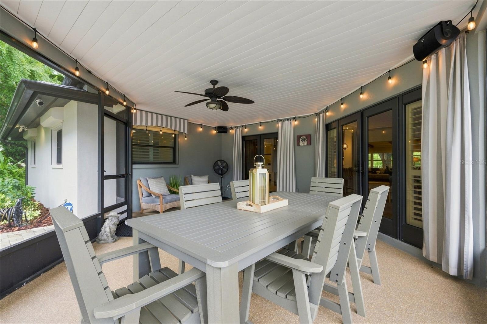 Enjoy your morning coffee or evening hot tea curled up on the quiet screened lanai looking over the mature landscaping of the gorgeous backyard.