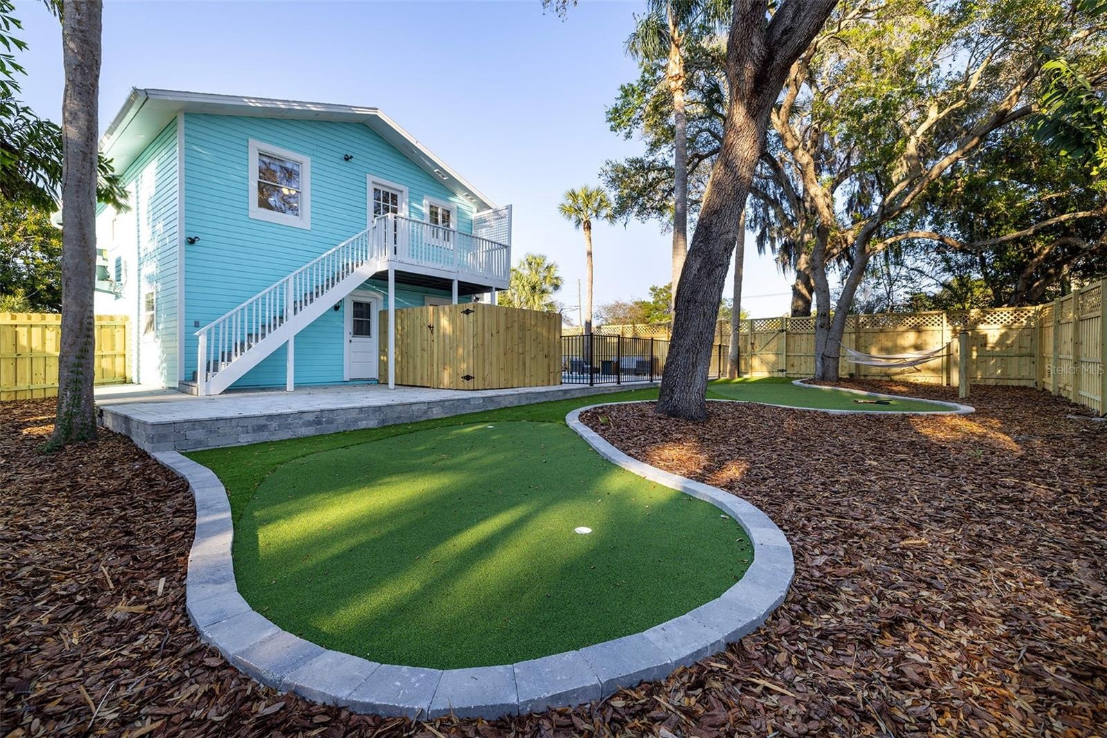 Backyard putt putt