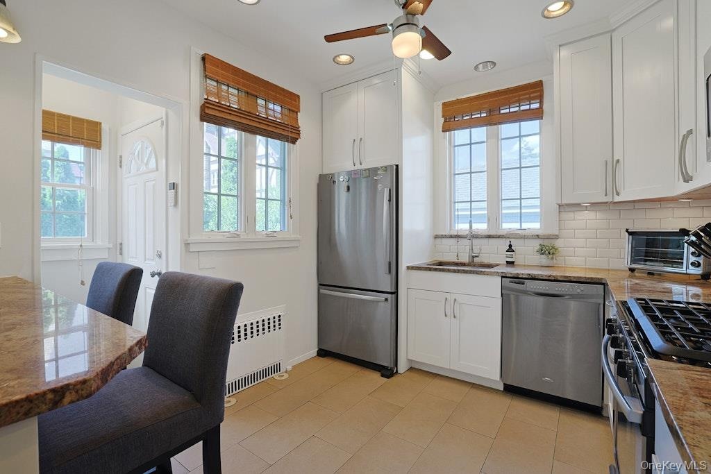 An Eat-In Kitchen Makes Life Easy