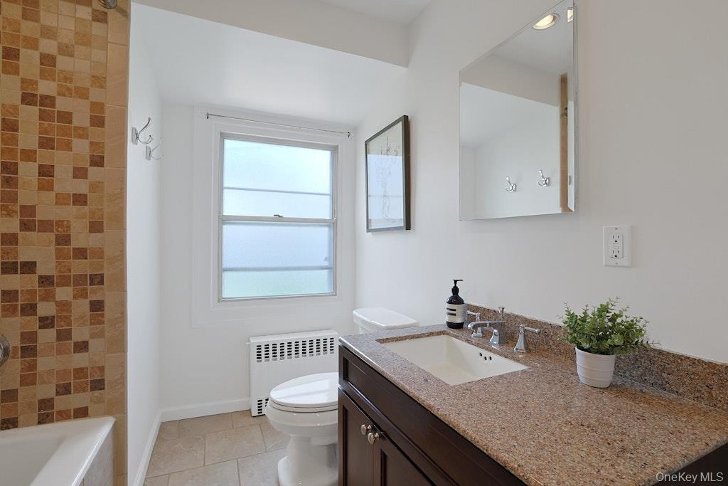 Full Hall Bath!