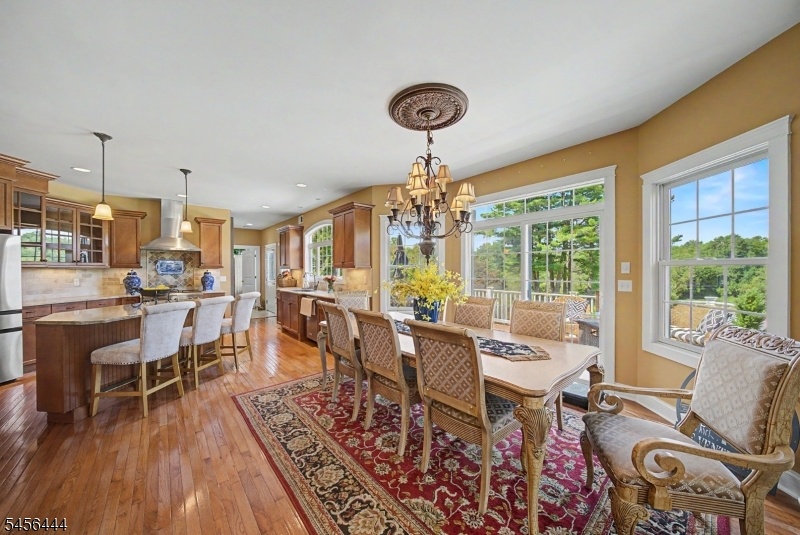 Eat-in kitchen
