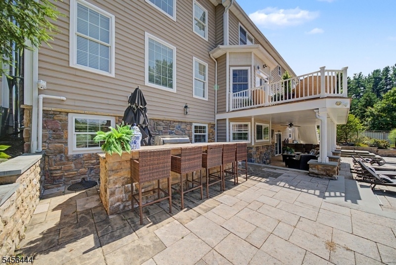 Outdoor kitchen patio