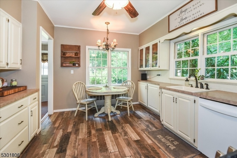 Eat-in Kitchen