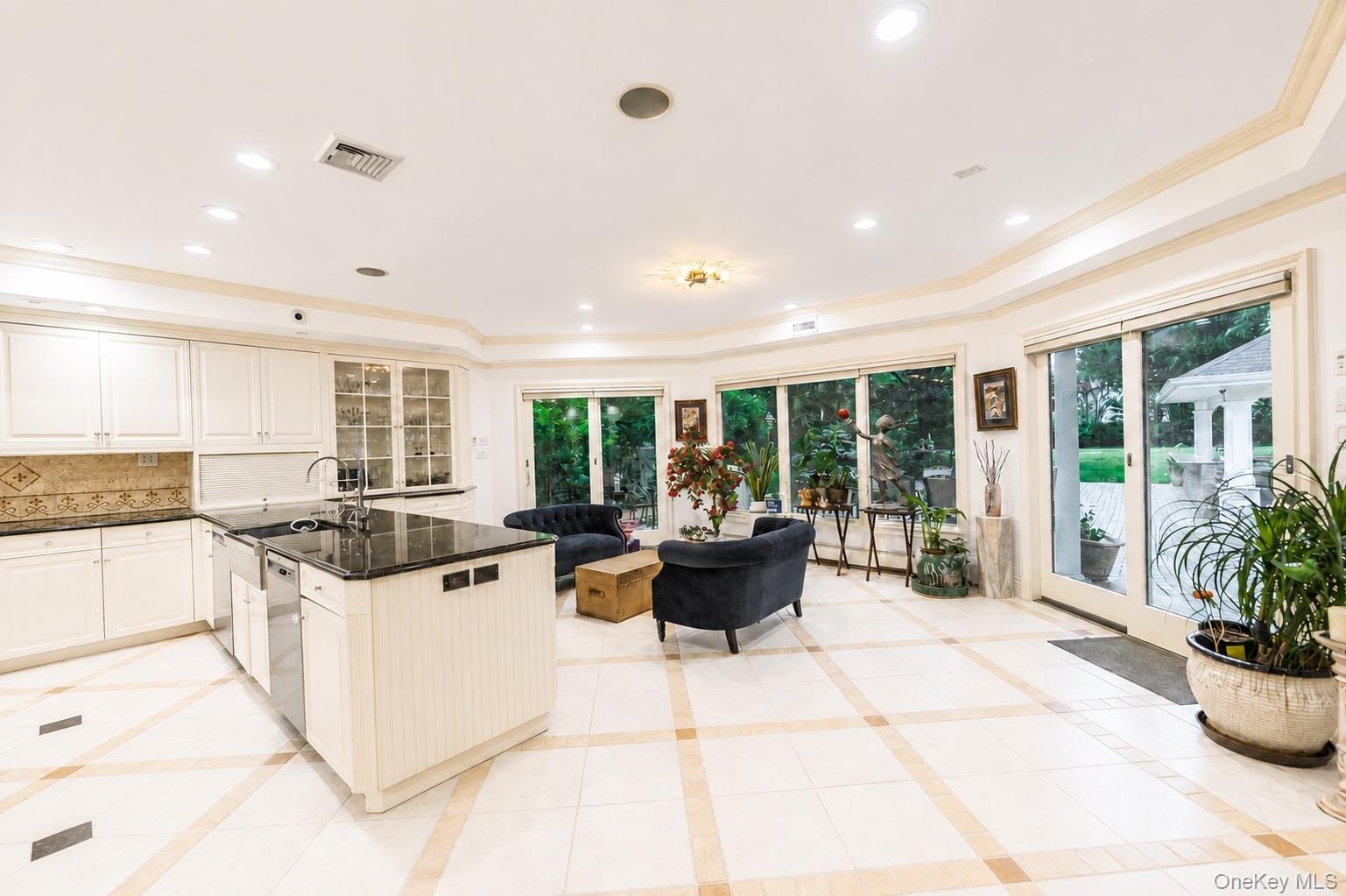 Full service kitchen peninsula breakfast bar