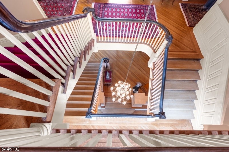 STAIRCASE GALOR