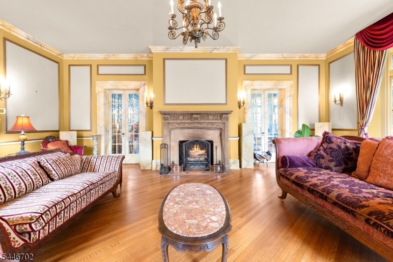 GRAND FORMAL ROOM
