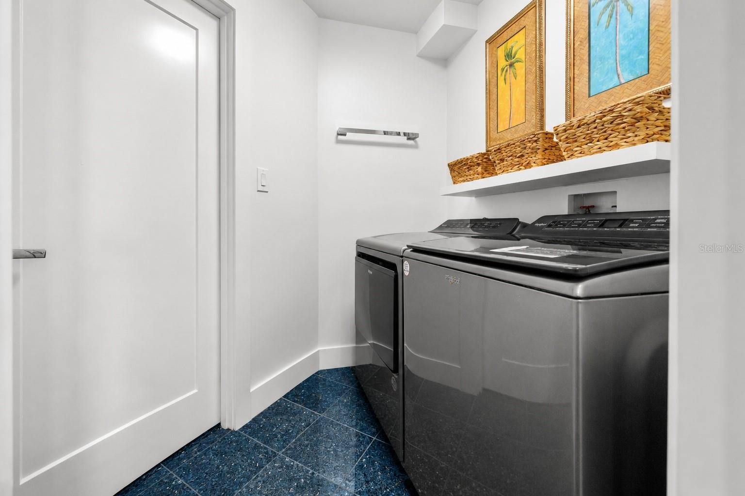 LARGE CAPACITY WASHER & DRYER