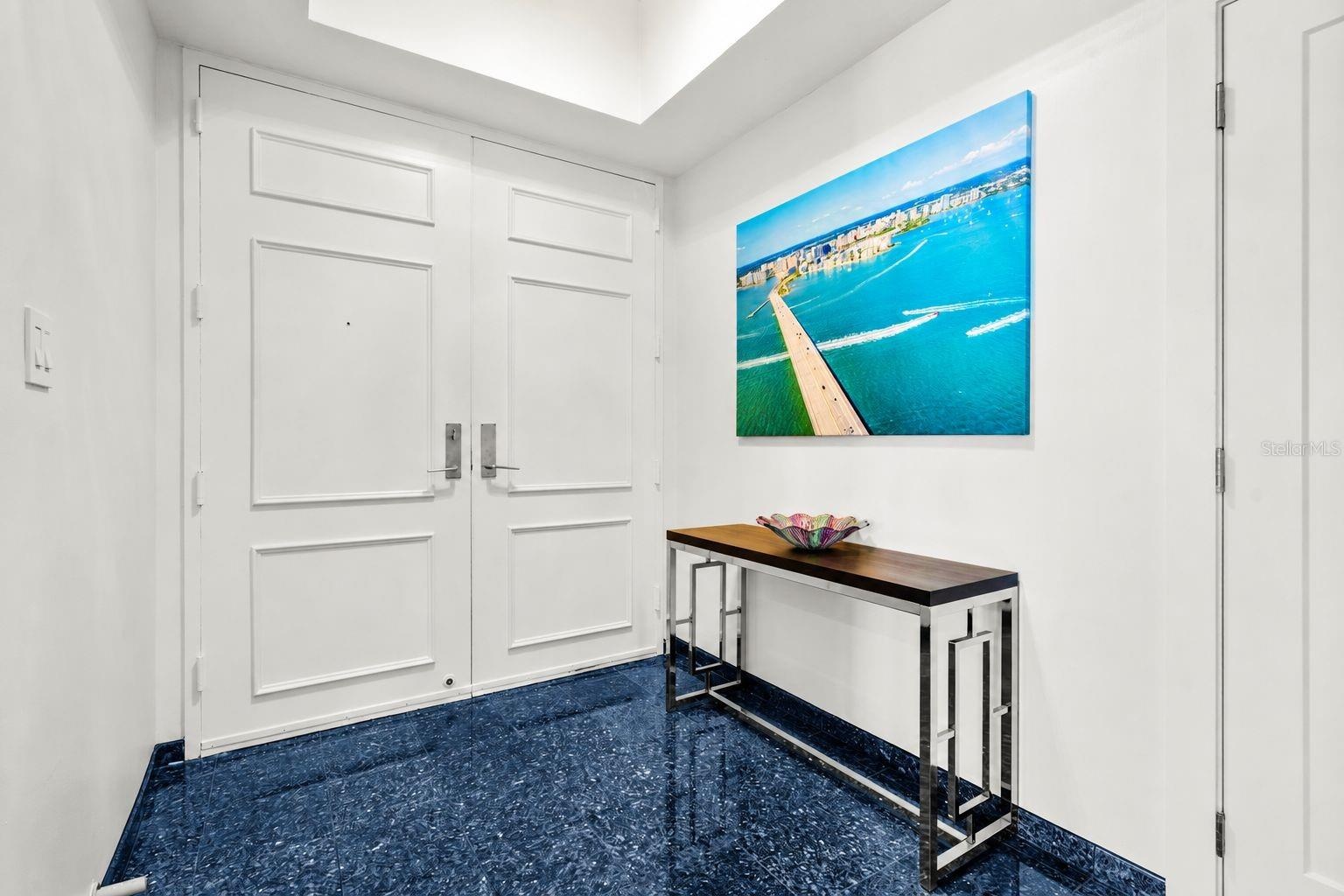 FOYER DOUBLE DOUBLE DOORS