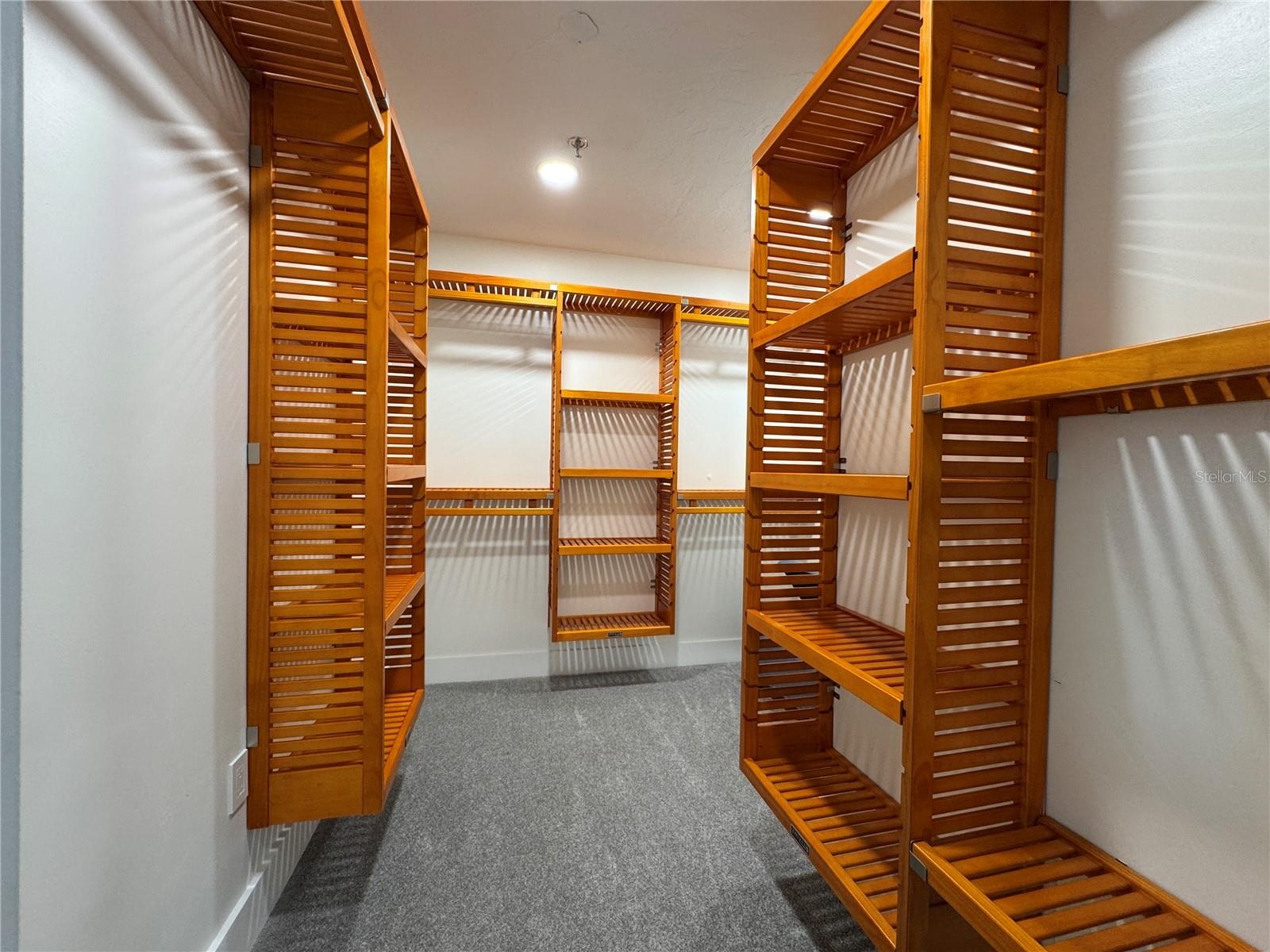 DESIGNER CLOSET