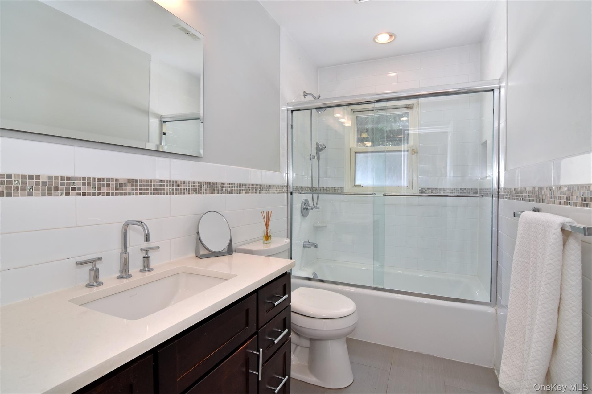 Hall bath on the first bedroom level