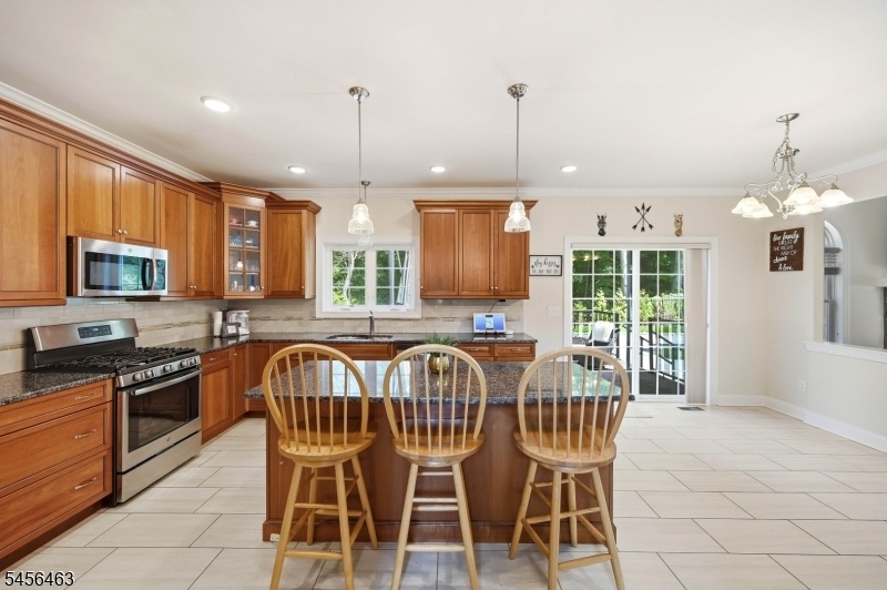 Eat-In-Kitchen
