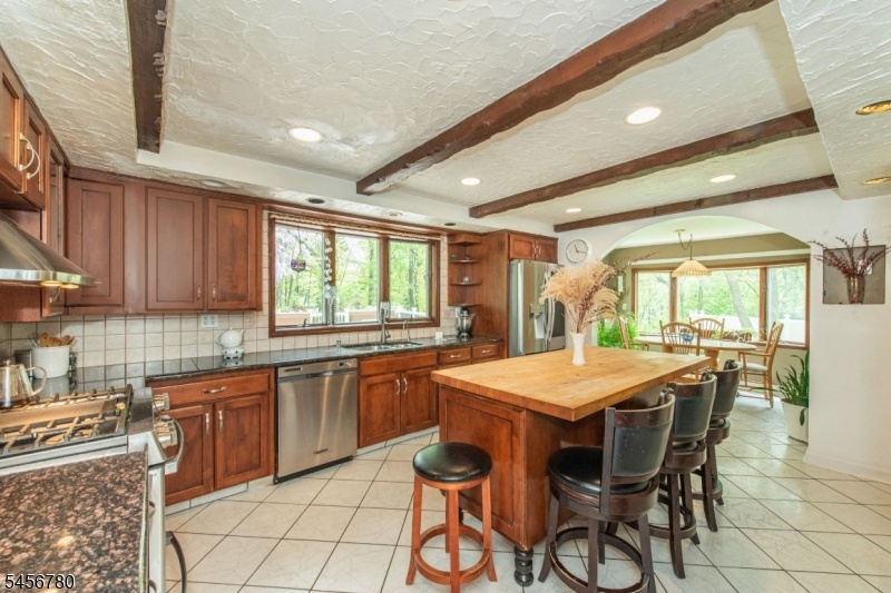 Huge kitchen w/Island! :)