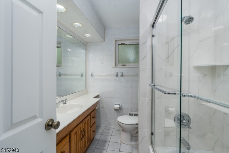 Main Bathroom with Tub/Shower
