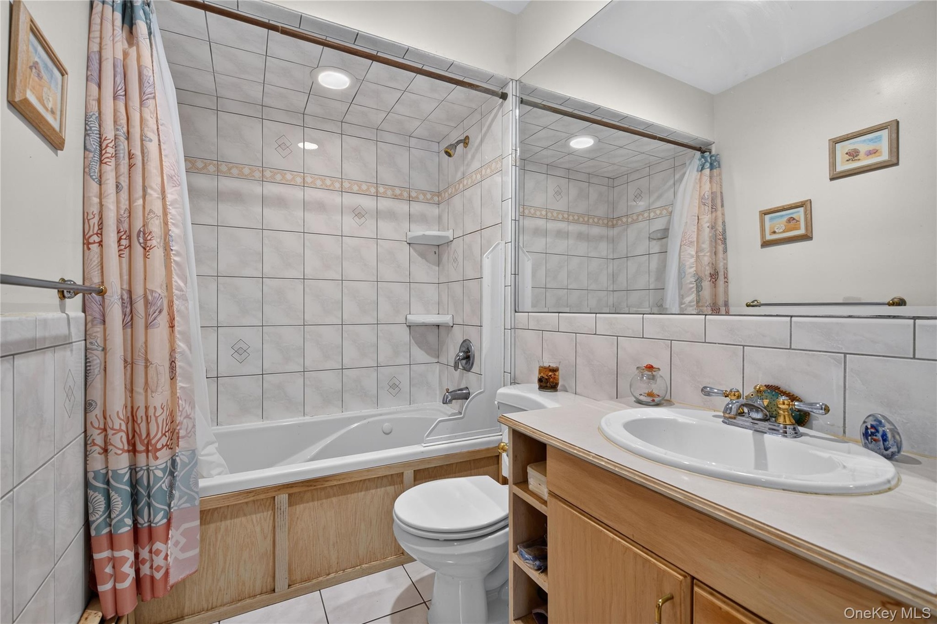 Full spa tub in the upstairs bathroom.