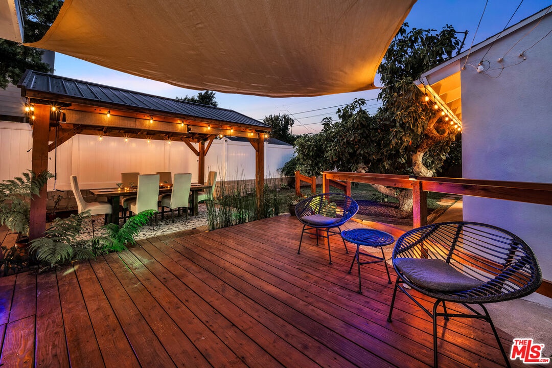 Inviting large deck