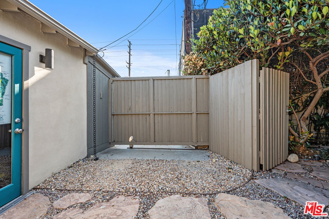 Electric sliding gate to back