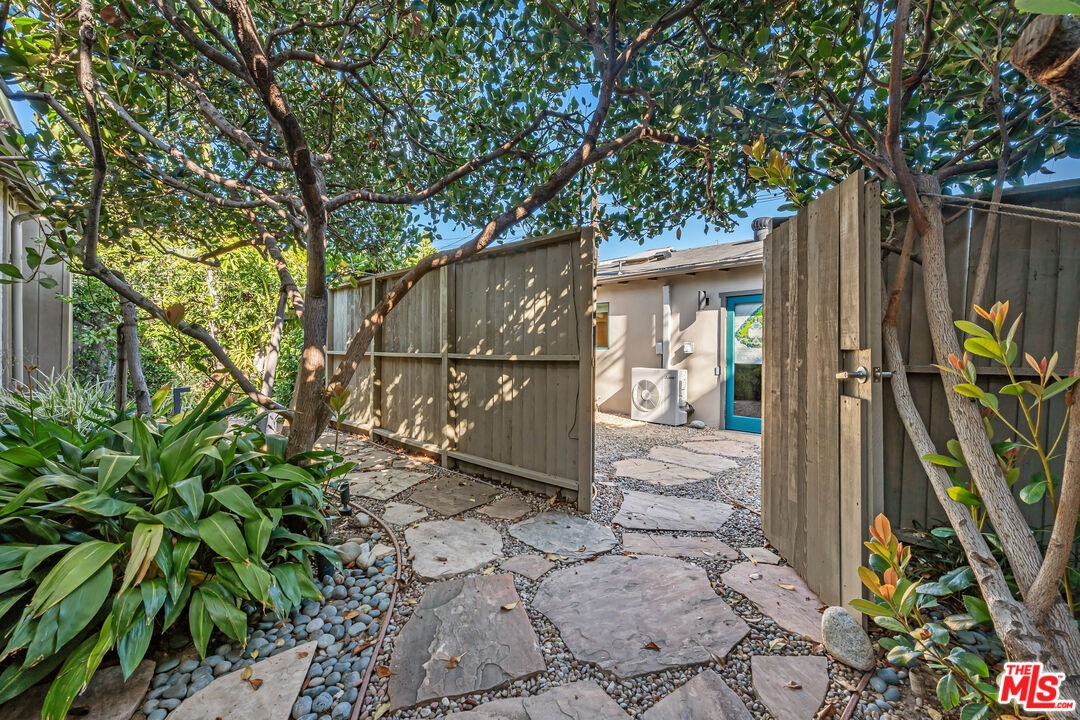 Gate to back hosue