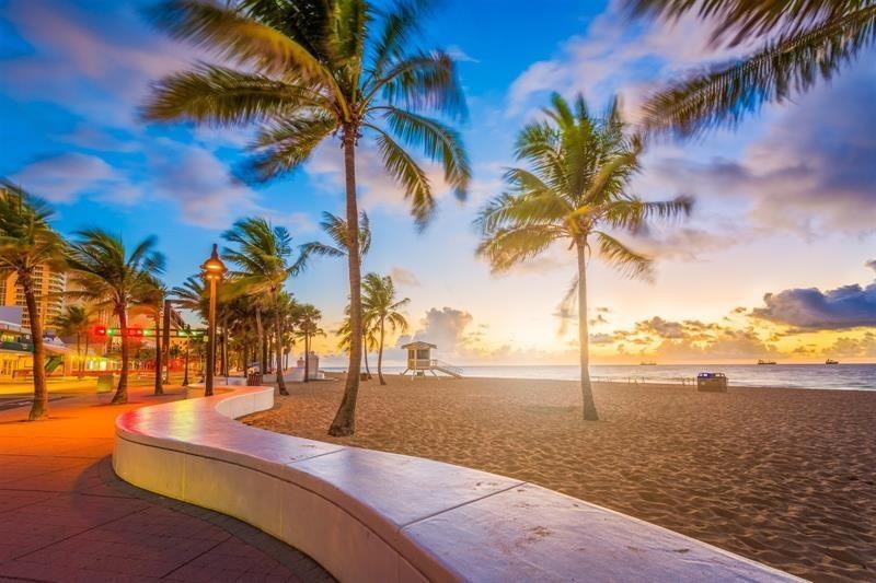 WALK TO LAUDERDALE BY THE SEA BEACH, STORES, RESTAURANTS, NIGHTLIFE, TRANSPORTATION, AND ONLY MINUTES TO FORT LAUDERDALE, POMPANO BEACH ATTRACTIONS AN
