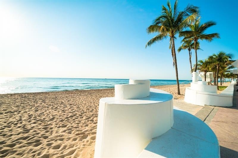 WALK TO LAUDERDALE BY THE SEA BEACH, STORES, RESTAURANTS, NIGHTLIFE, TRANSPORTATION, AND ONLY MINUTES TO FORT LAUDERDALE, POMPANO BEACH ATTRACTIONS AN