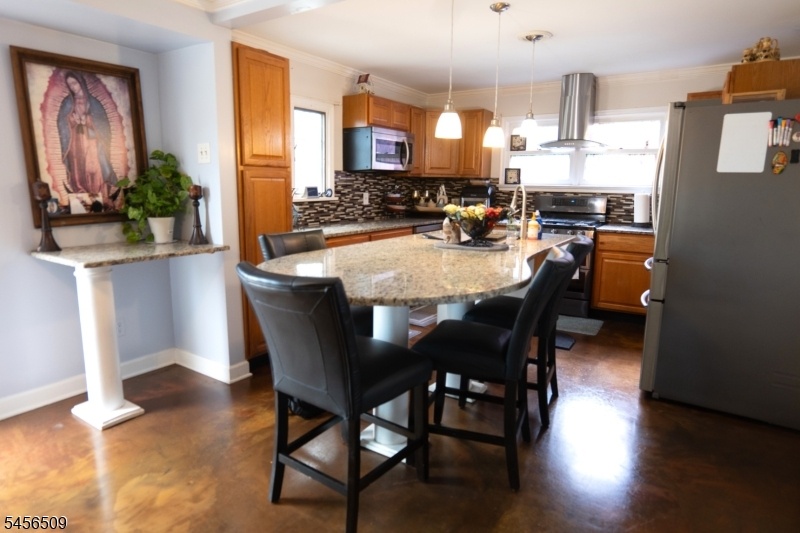 Eat-in kitchen