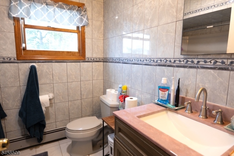 Full Bathroom 1