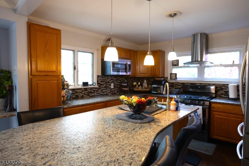 Eat-in kitchen