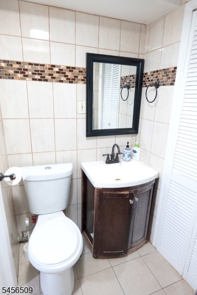 Full Bathroom 2