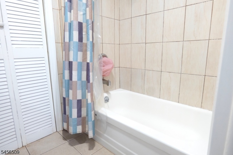 Full Bathroom 2