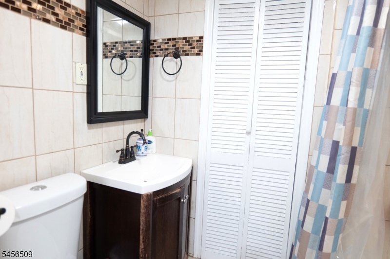 Full Bathroom 2