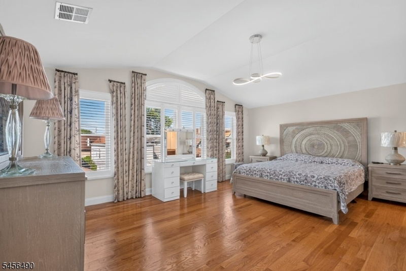 Primary en- suite  w/ WIC