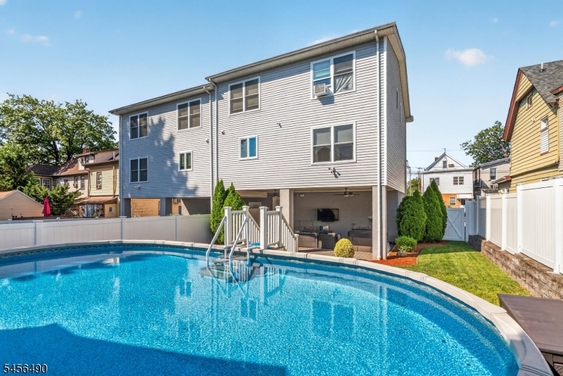 Above ground pool