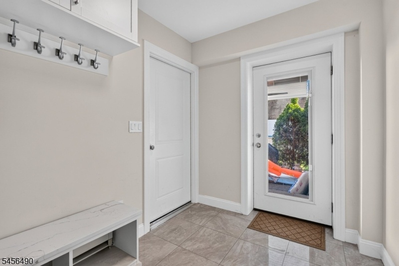 Garage/yard access w/ mud room