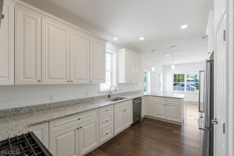 Custom Chef's Kitchen w Pantry