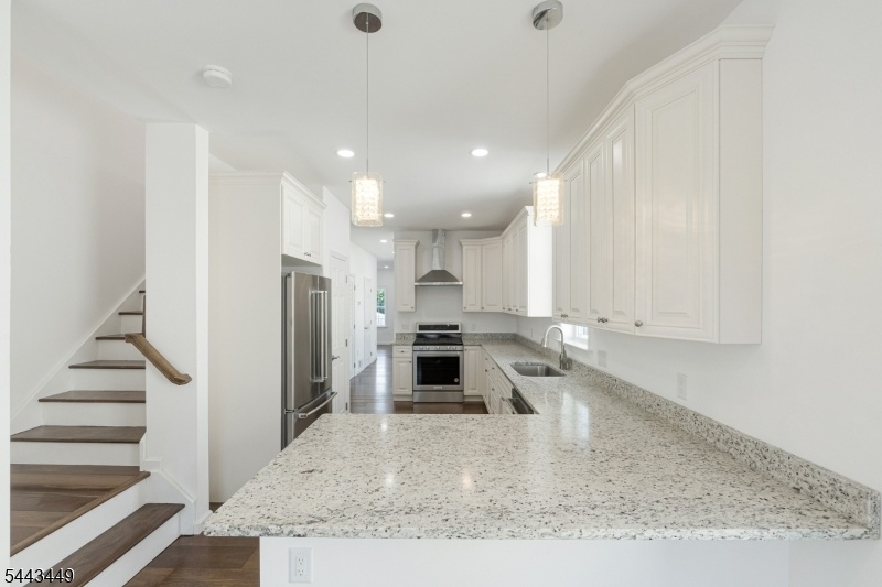 Custom Chef's Kitchen w Pantry