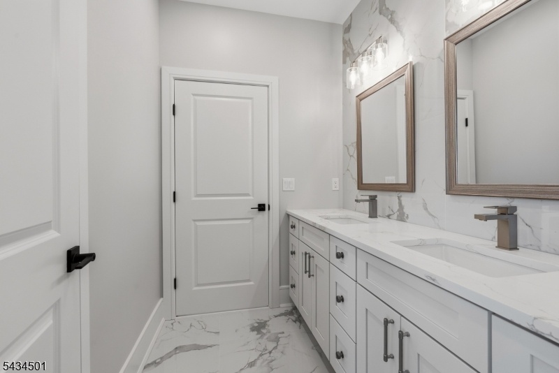 jack & jill bathroom