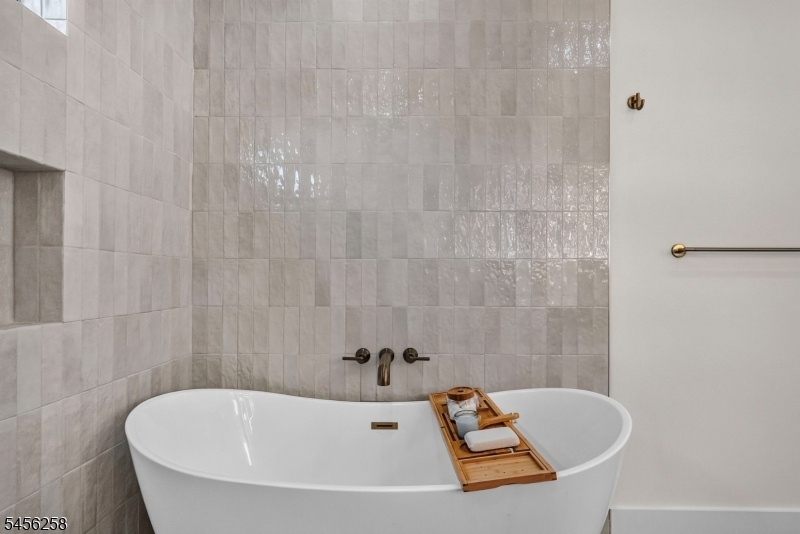 Soaking tub