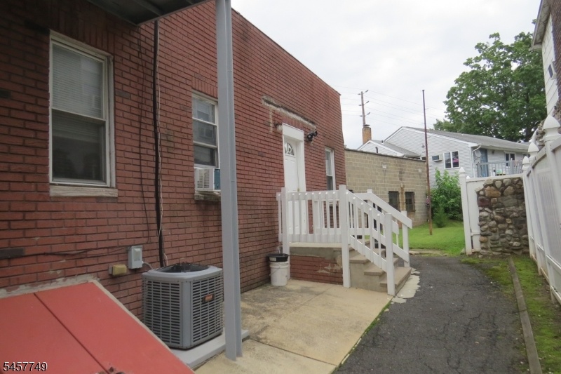 right side emtry to 1st floor