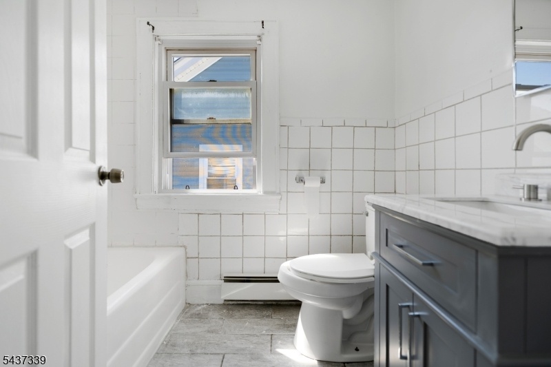 3rd Floor 1 Bed Apt Bathroom