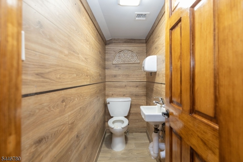 2nd floor "hers" bath