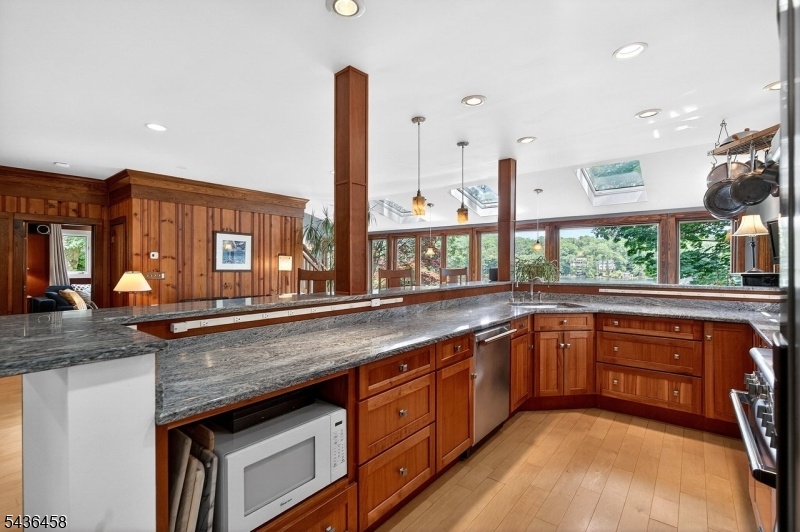 Kitchen with Breakfast Bar