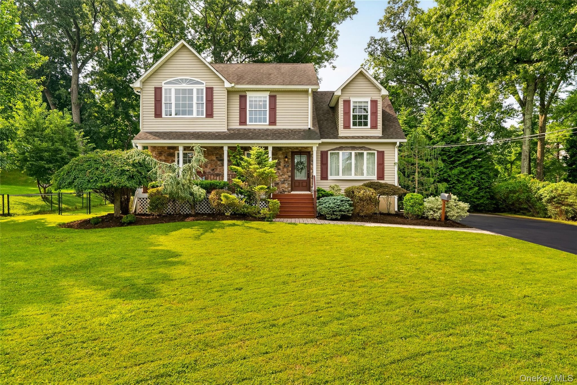 Welcome home to 17 Nanuet Ave!