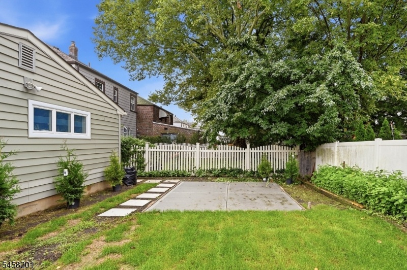 Back yard w patio