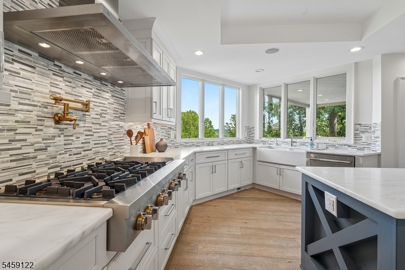 Eat-In Kitchen w/ gas cooktop
