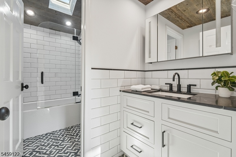 2nd Flr Hall Bath (tub shower)