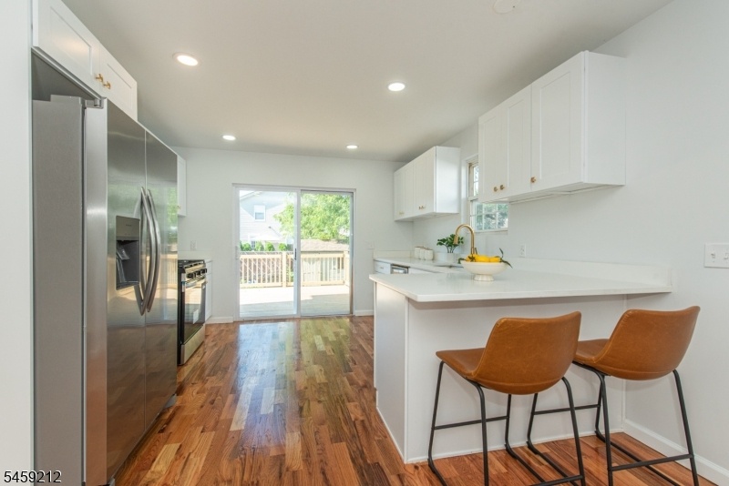Kitchen w/ Breakfast Bar