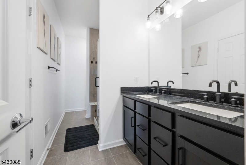 Primary bath-En-suite