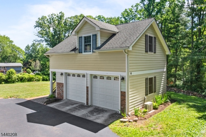 DETACHED GARAGE W/LOFT