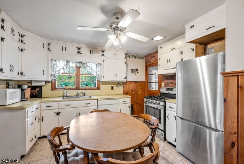 Eat-In-Kitchen