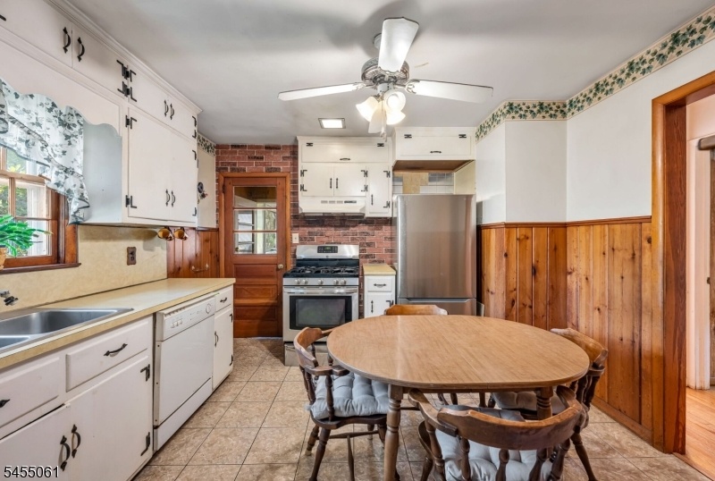 Eat-In-Kitchen